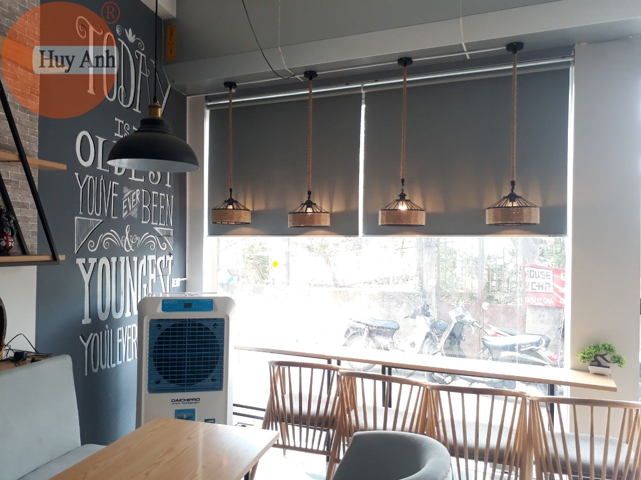 rèm che cửa kính quán coffee
